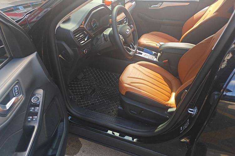 Used Ford Escape 2024 EcoBoost 245 Two-Wheel-Drive Titanium Edition Interior 3