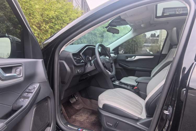 Used Ford Escape 2024 EcoBoost 245 Four-Wheel Drive Prestige Model Interior 4
