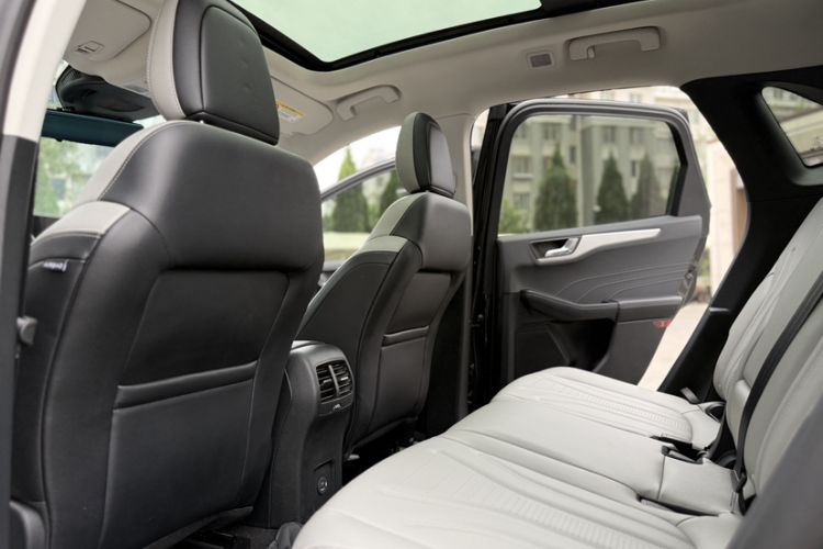 Used Ford Escape 2024 EcoBoost 245 Two-Wheel-Drive Titanium Edition Interior 4
