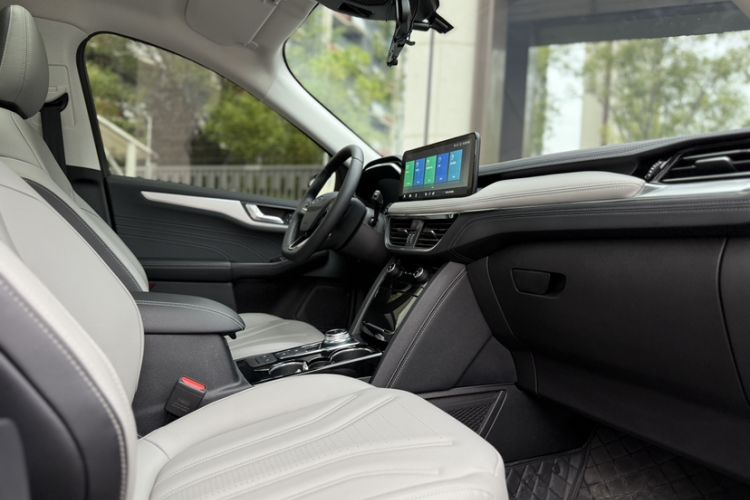 Used Ford Escape 2024 EcoBoost 245 Two-Wheel-Drive Titanium Edition Interior 5