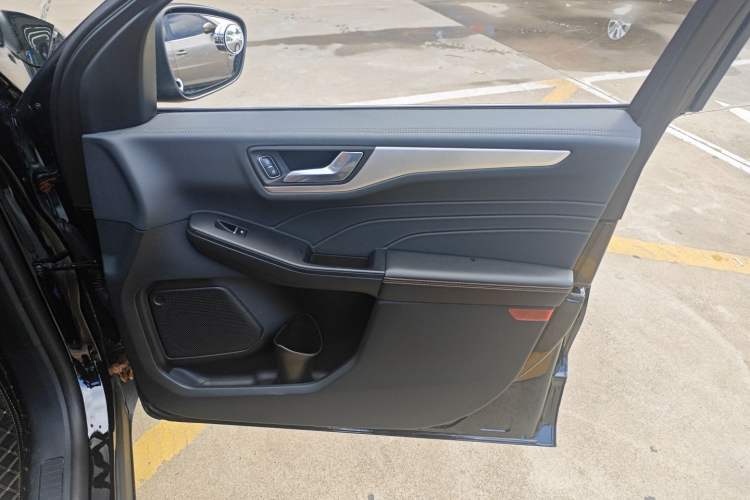 Used Ford Escape 2024 EcoBoost 245 Two-Wheel-Drive Titanium Edition Interior 5