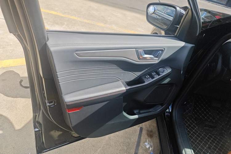 Used Ford Escape 2024 EcoBoost 245 Two-Wheel-Drive Titanium Edition Interior 7