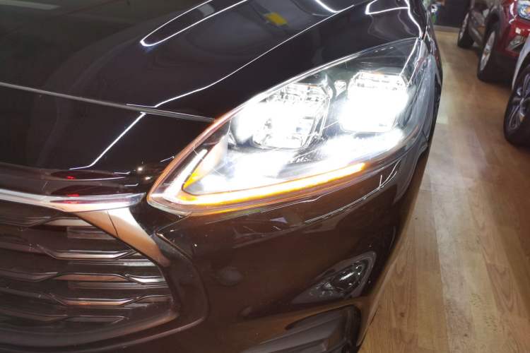 Used Ford Escape 2024 EcoBoost 245 Two-Wheel-Drive Titanium Edition Left Front Headlight