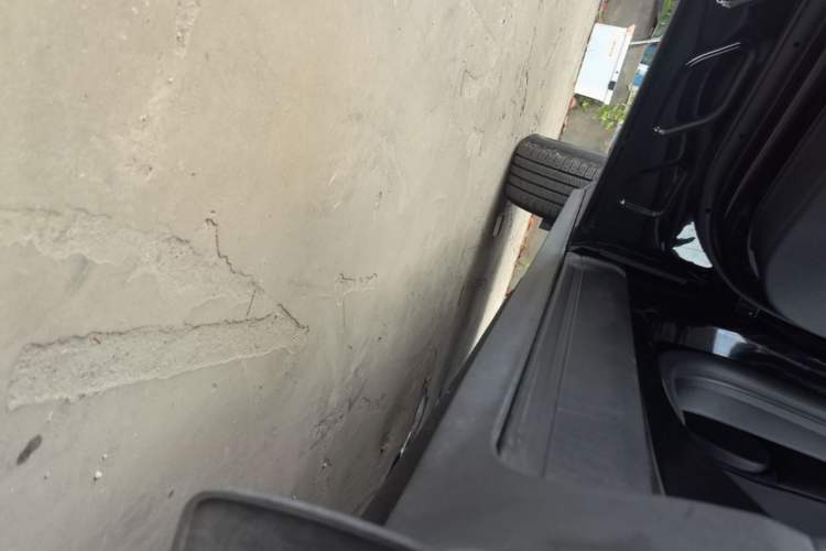 Used Ford Escape 2024 EcoBoost 245 Two-Wheel-Drive Comfort Edition Left Side Sill