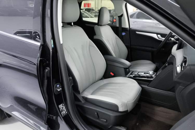 Used Ford Escape 2024 EcoBoost 245 Four-Wheel Drive Prestige Model Right Front Seat
