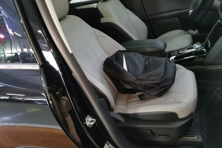 Used Ford Escape 2024 EcoBoost 245 Two-Wheel-Drive Titanium Edition Right Front Seat