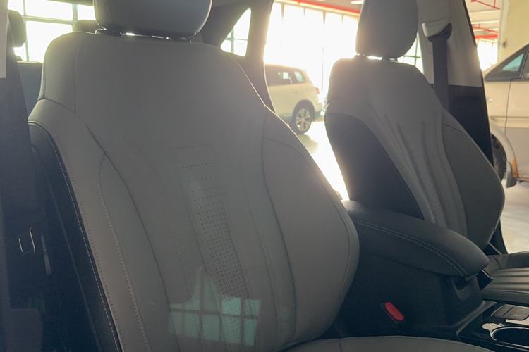 Used Ford Escape 2024 EcoBoost 245 Two-Wheel-Drive Titanium Edition Right Front Seat