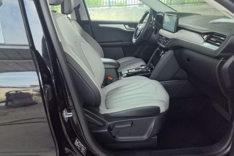 Used Ford Escape 2024 EcoBoost 245 Two-Wheel-Drive Comfort Edition Right Front Seat