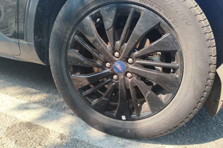 Used Ford Escape 2024 EcoBoost 245 Four-Wheel Drive Prestige Model Right Front Wheel Hub