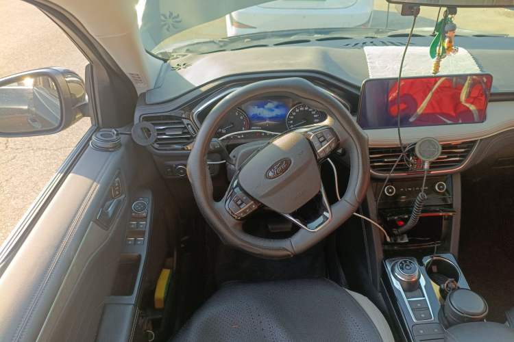 Used Ford Escape 2024 EcoBoost 245 Two-Wheel-Drive Titanium Edition Steering Wheel