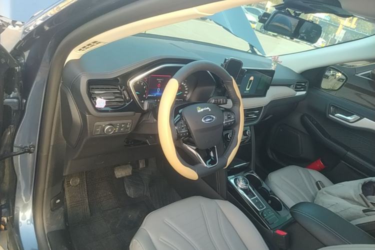 Used Ford Escape 2024 EcoBoost 245 Two-Wheel-Drive Titanium Edition Center Console