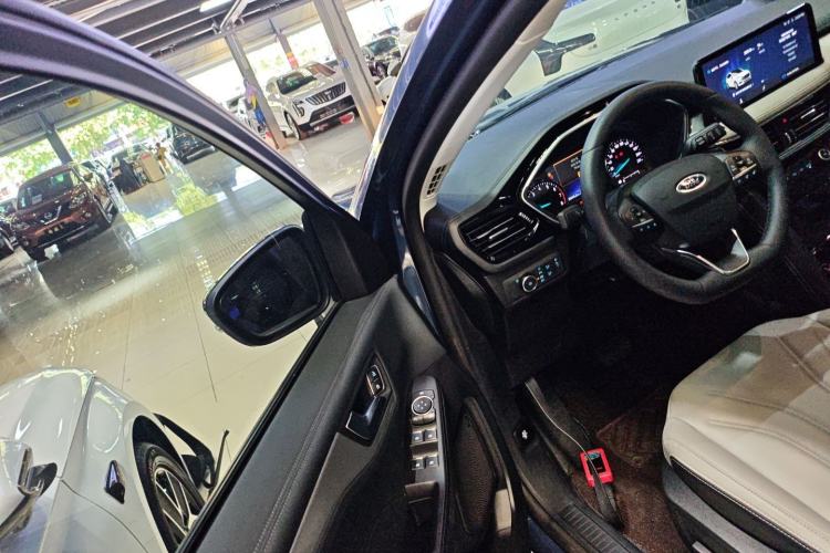 Used Ford Escape 2024 EcoBoost 245 Two-Wheel-Drive Comfort Edition Driver Seat