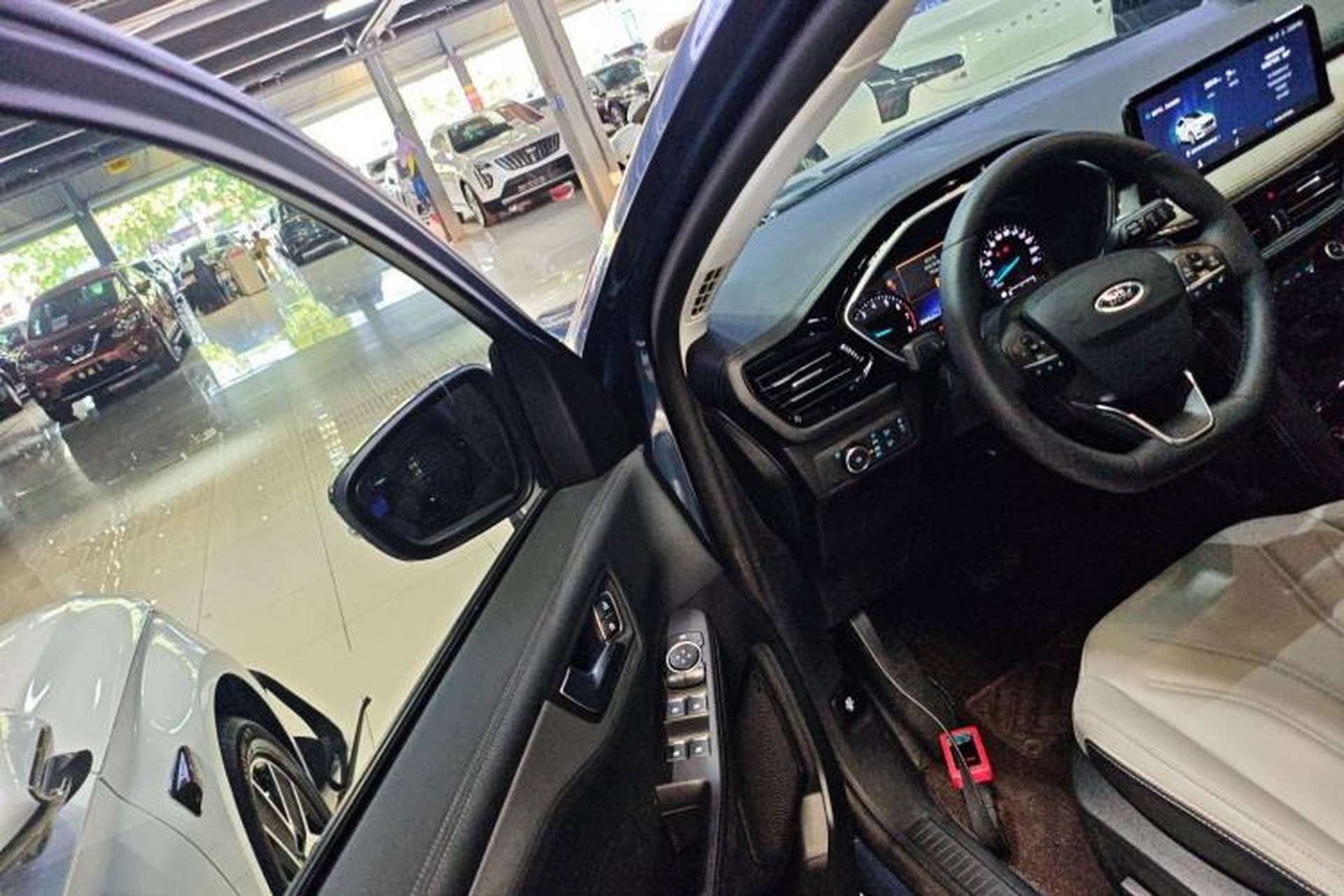 Used Ford Escape 2024 EcoBoost 245 Two-Wheel-Drive Comfort Edition Driver Seat