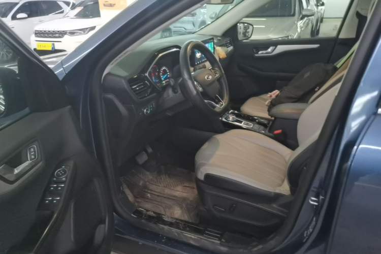 Used Ford Escape 2024 EcoBoost 245 Two-Wheel-Drive Titanium Edition Driver Seat