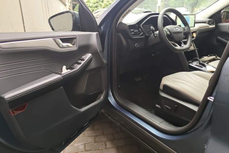 Used Ford Escape 2024 EcoBoost 245 Two-Wheel-Drive Titanium Edition Driver Seat
