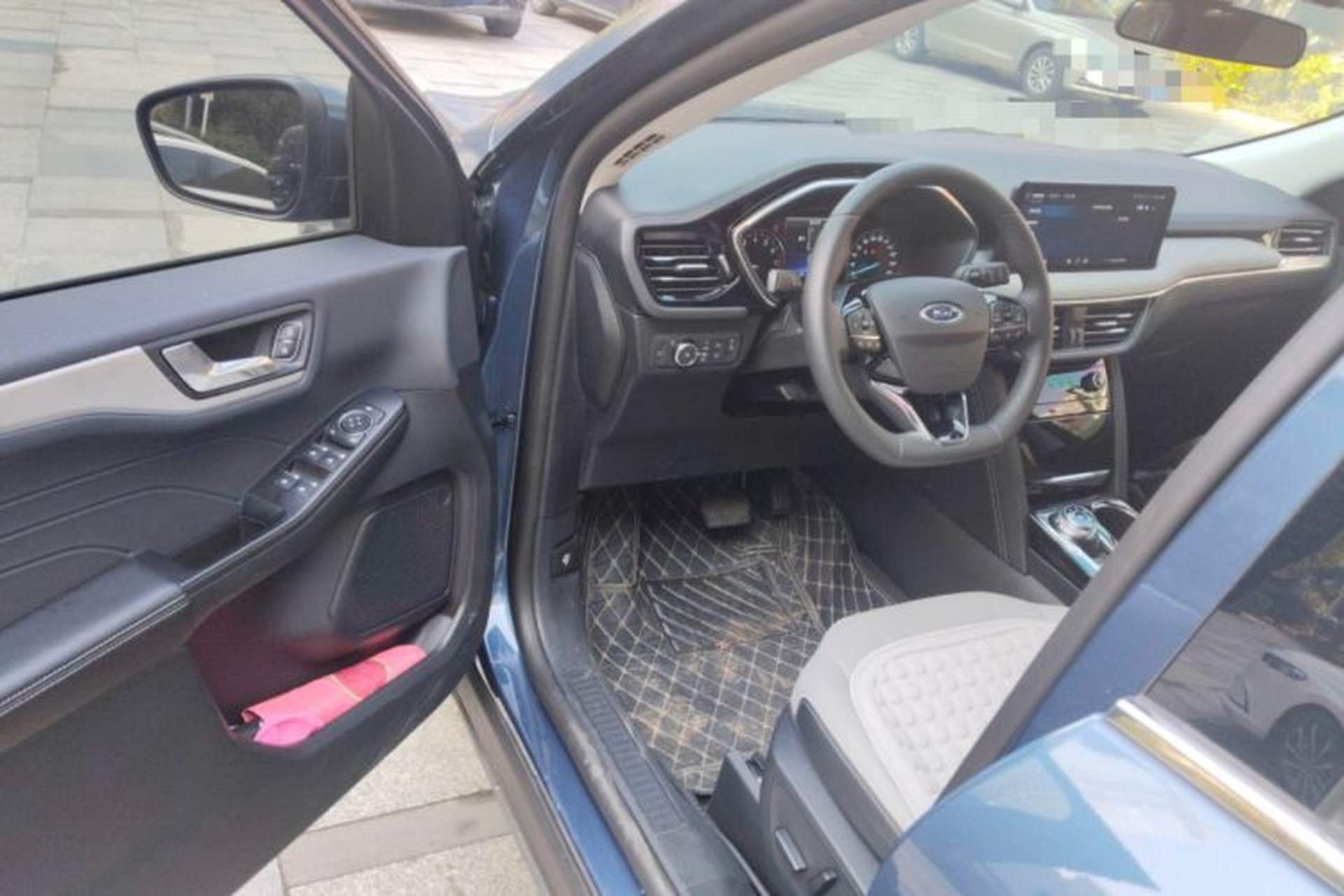 Used Ford Escape 2024 EcoBoost 245 Two-Wheel-Drive Titanium Edition Driver Seat