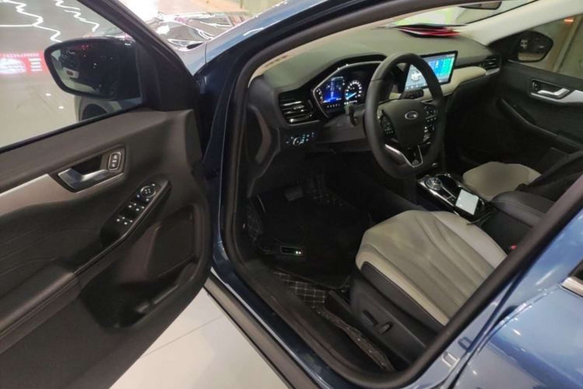 Used Ford Escape 2024 EcoBoost 245 Two-Wheel-Drive Titanium Edition Driver Seat