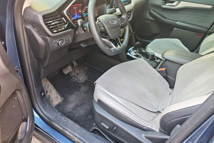 Used Ford Escape 2024 EcoBoost 245 Two-Wheel-Drive Titanium Edition Driver Seat