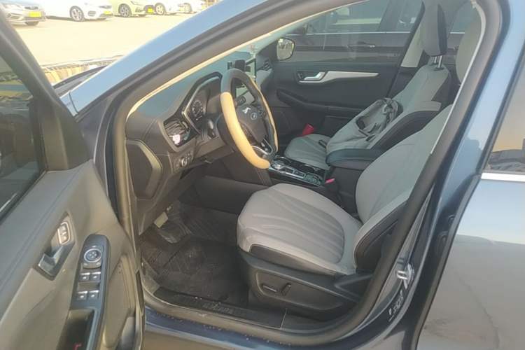 Used Ford Escape 2024 EcoBoost 245 Two-Wheel-Drive Titanium Edition Driver Seat