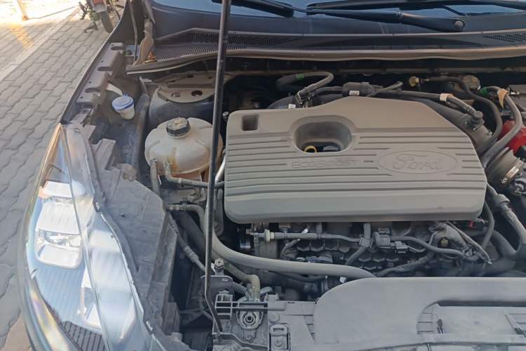 Used Ford Escape 2024 EcoBoost 245 Two-Wheel-Drive Titanium Edition Engine Bay Right