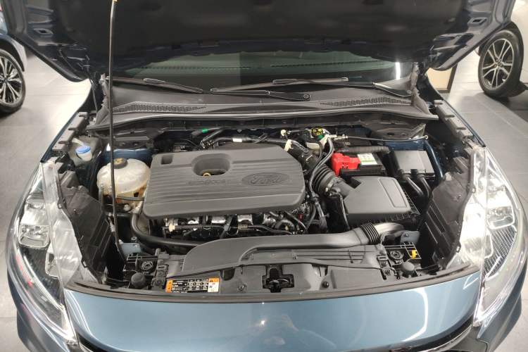 Used Ford Escape 2024 EcoBoost 245 Two-Wheel-Drive Titanium Edition Engine Bay