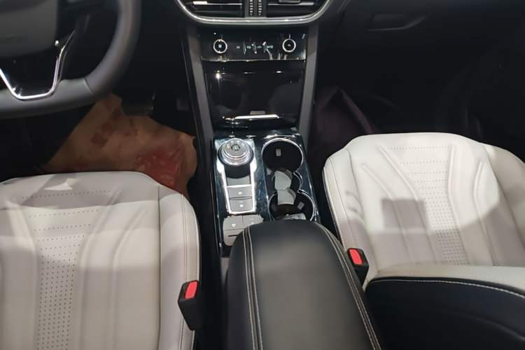 Used Ford Escape 2024 EcoBoost 245 Two-Wheel-Drive Titanium Edition Gear Lever
