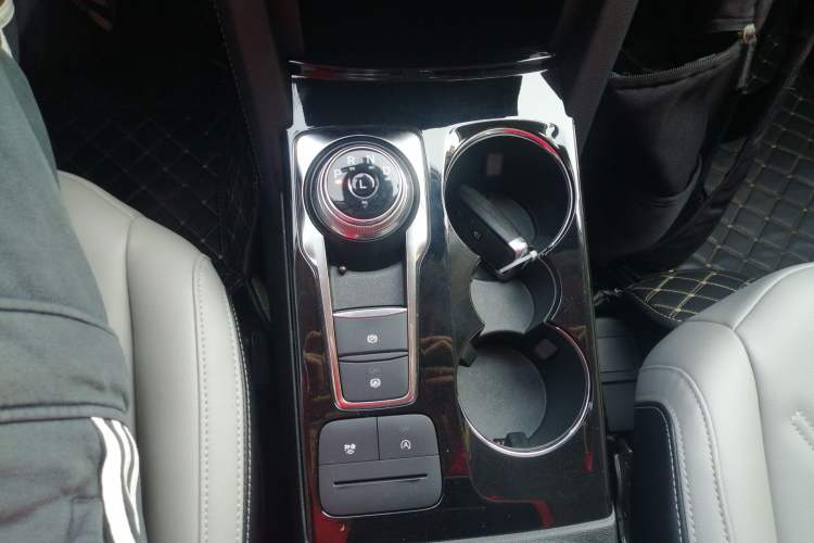 Used Ford Escape 2024 EcoBoost 245 Two-Wheel-Drive Comfort Edition Gear Lever