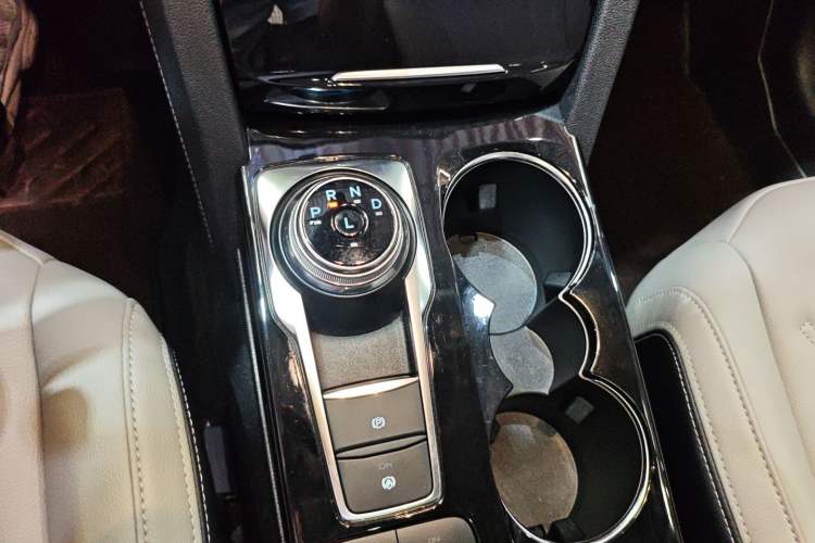 Used Ford Escape 2024 EcoBoost 245 Two-Wheel-Drive Comfort Edition Gear Lever