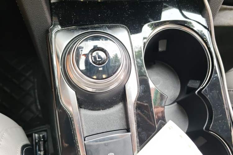 Used Ford Escape 2024 EcoBoost 245 Two-Wheel-Drive Titanium Edition Gear Lever