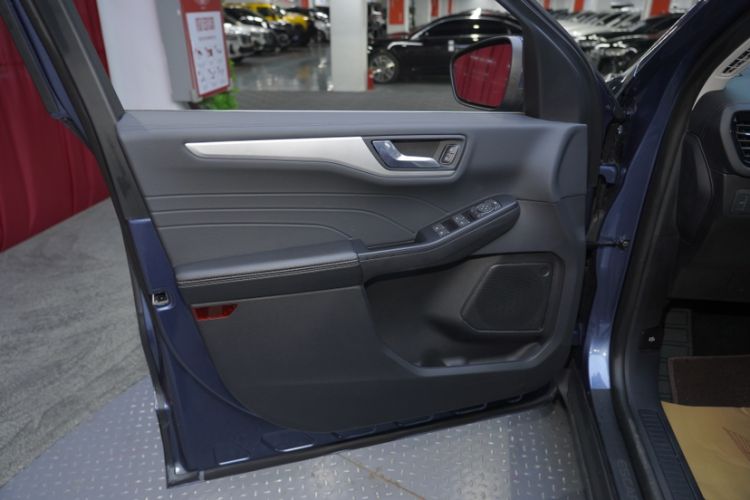 Used Ford Escape 2024 EcoBoost 245 Two-Wheel-Drive Titanium Edition Interior 12