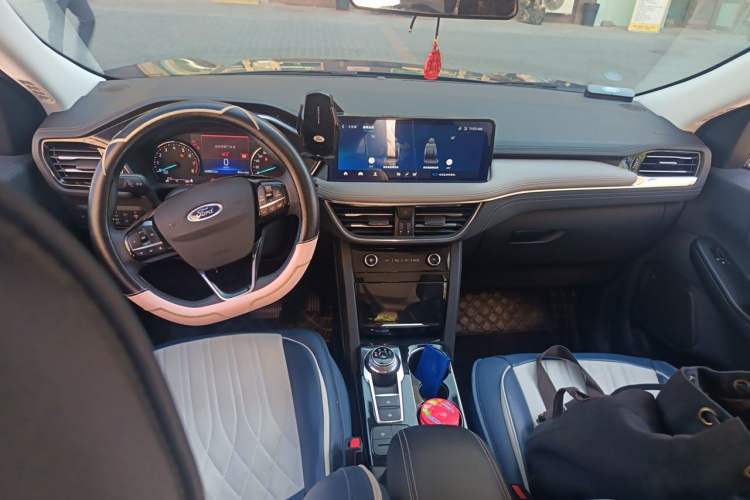 Used Ford Escape 2024 EcoBoost 245 Two-Wheel-Drive Titanium Edition Interior 2