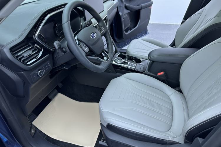 Used Ford Escape 2024 EcoBoost 245 Two-Wheel-Drive Titanium Edition Interior 5