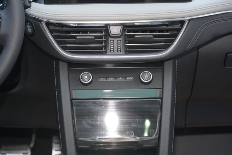 Used Ford Escape 2024 EcoBoost 245 Two-Wheel-Drive Titanium Edition Interior 6
