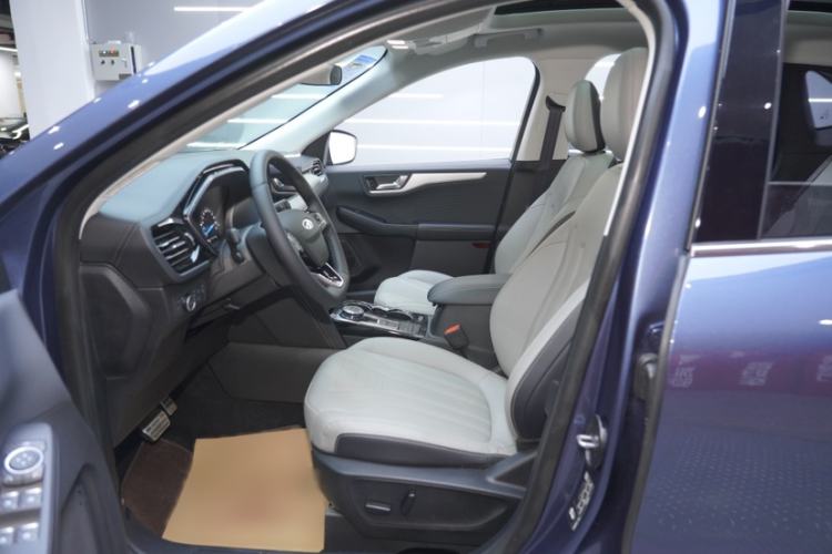 Used Ford Escape 2024 EcoBoost 245 Two-Wheel-Drive Titanium Edition Interior 9