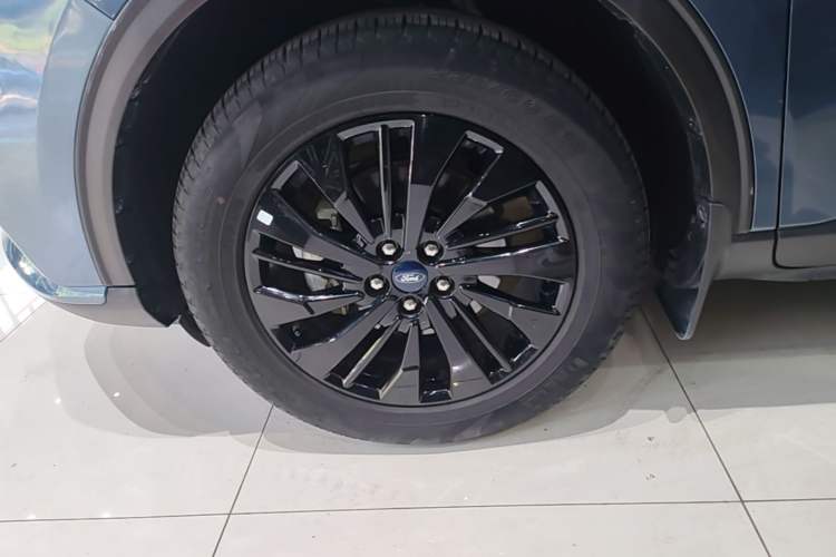 Used Ford Escape 2024 EcoBoost 245 Two-Wheel-Drive Titanium Edition Left Front Wheel Hub