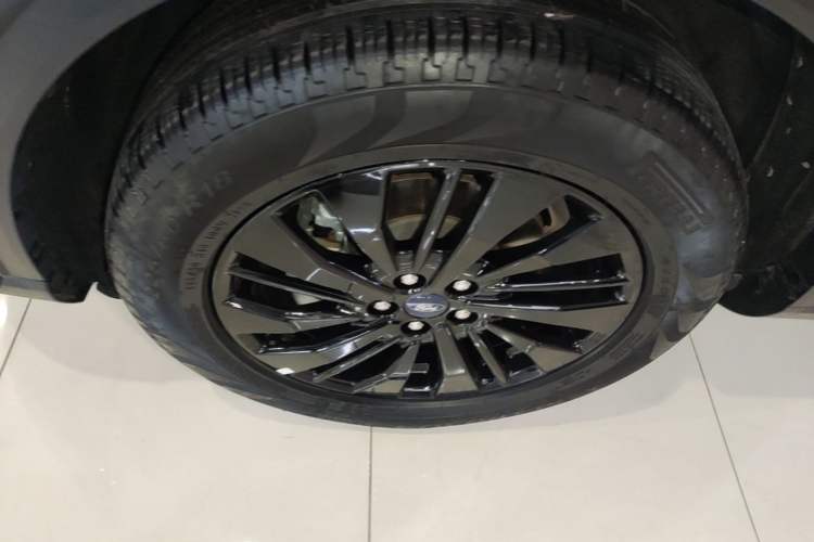 Used Ford Escape 2024 EcoBoost 245 Two-Wheel-Drive Titanium Edition Left Front Wheel Hub