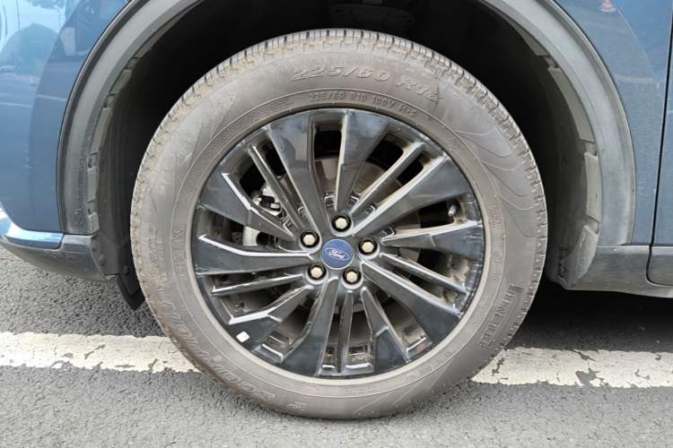 Used Ford Escape 2024 EcoBoost 245 Four-Wheel Drive Prestige Model Left Front Wheel Hub