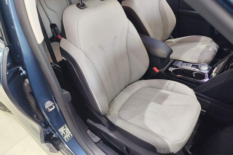 Used Ford Escape 2024 EcoBoost 245 Two-Wheel-Drive Titanium Edition Right Front Seat