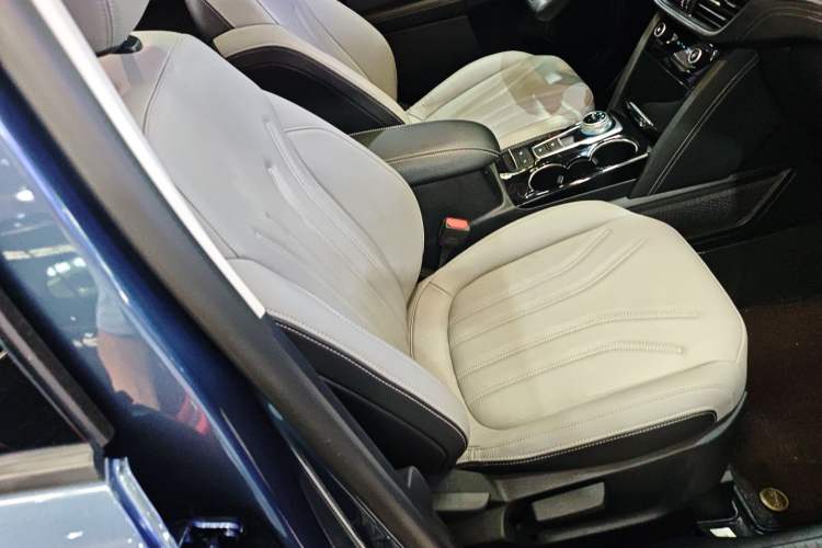 Used Ford Escape 2024 EcoBoost 245 Two-Wheel-Drive Comfort Edition Right Front Seat