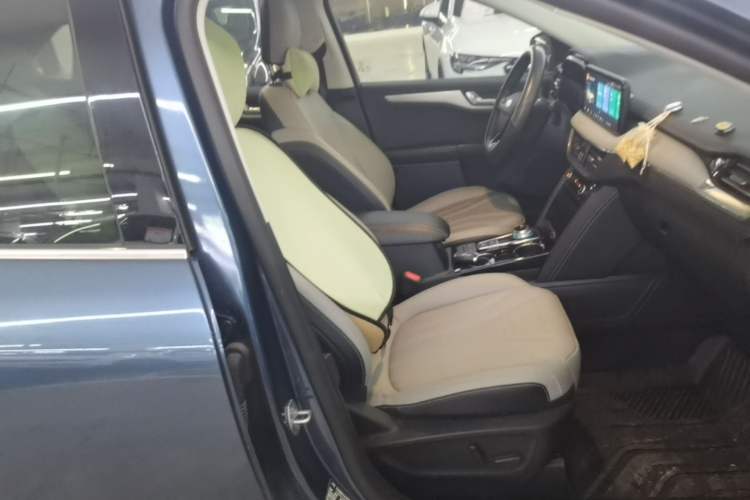Used Ford Escape 2024 EcoBoost 245 Two-Wheel-Drive Titanium Edition Right Front Seat
