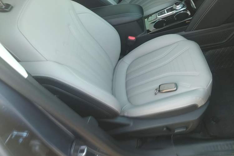 Used Ford Escape 2024 EcoBoost 245 Two-Wheel-Drive Titanium Edition Right Front Seat