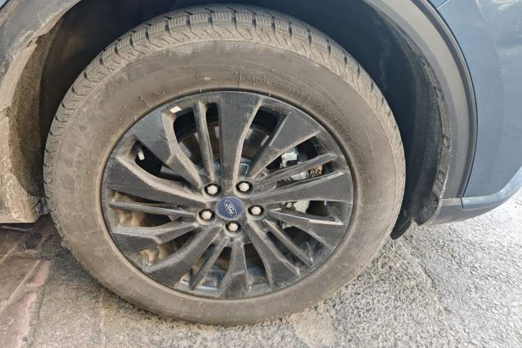 Used Ford Escape 2024 EcoBoost 245 Two-Wheel-Drive Titanium Edition Right Front Wheel Hub