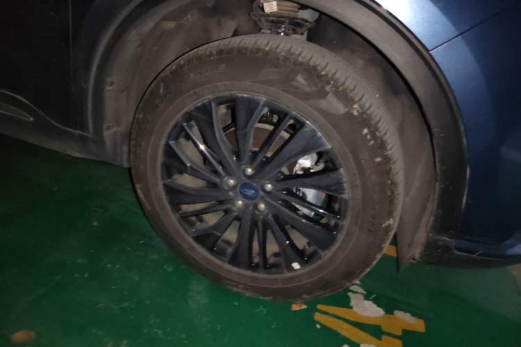 Used Ford Escape 2024 EcoBoost 245 Two-Wheel-Drive Titanium Edition Right Front Wheel Hub
