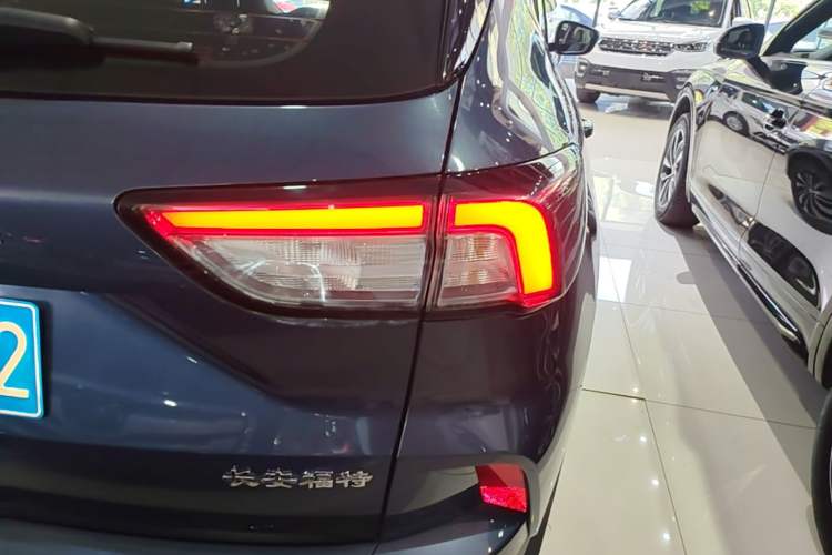 Used Ford Escape 2024 EcoBoost 245 Two-Wheel-Drive Titanium Edition Right Rear Taillight