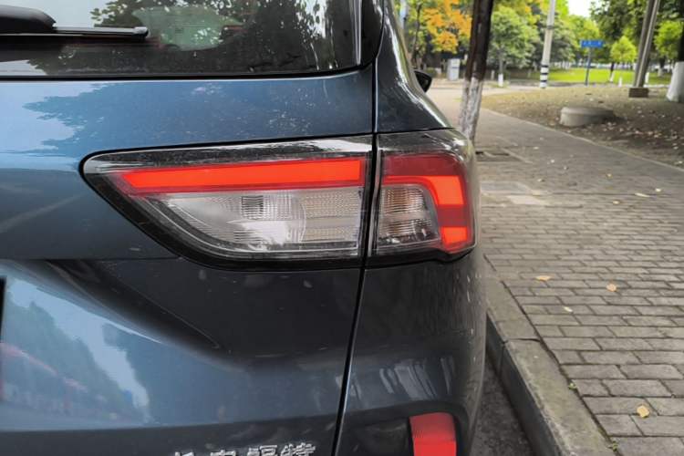 Used Ford Escape 2024 EcoBoost 245 Four-Wheel Drive Prestige Model Right Rear Taillight