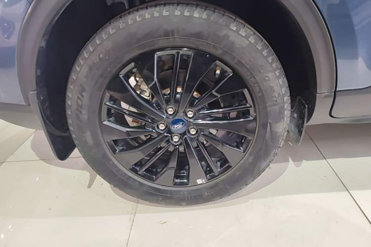 Used Ford Escape 2024 EcoBoost 245 Two-Wheel-Drive Titanium Edition Right Rear Wheel Hub