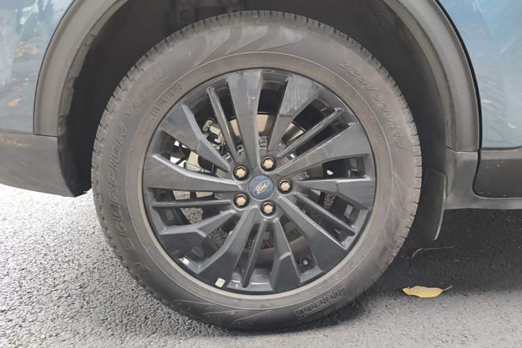 Used Ford Escape 2024 EcoBoost 245 Four-Wheel Drive Prestige Model Right Rear Wheel Hub