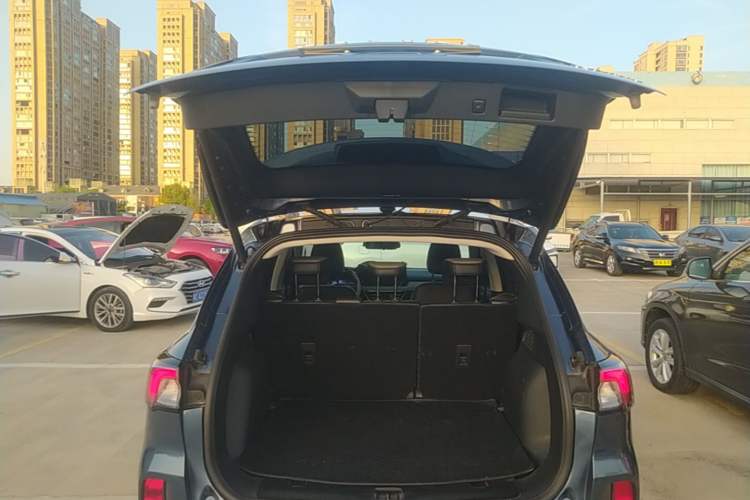Used Ford Escape 2024 EcoBoost 245 Two-Wheel-Drive Titanium Edition Trunk