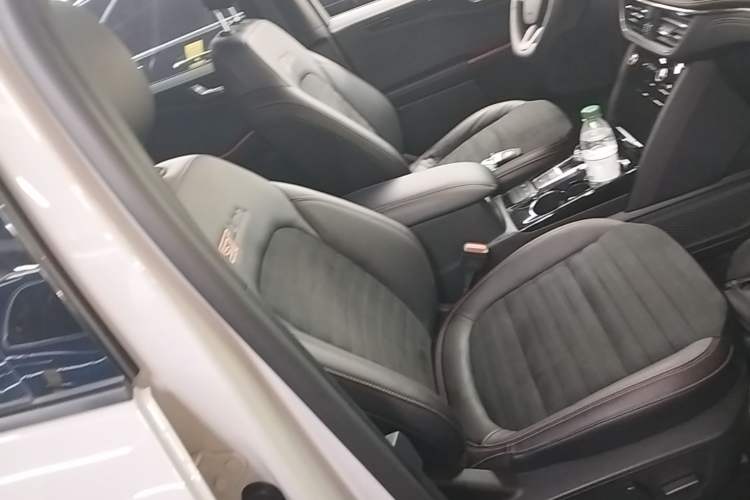 Used Ford Escape 2024 EcoBoost 245 Four-Wheel Drive ST-Line Pro Trim Right Front Seat
