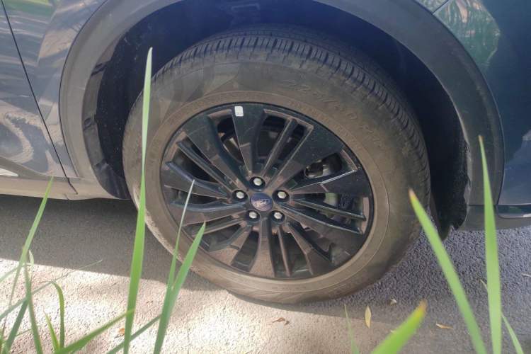 Used Ford Escape 2024 EcoBoost 245 Two-Wheel-Drive Titanium Edition Right Front Wheel Hub